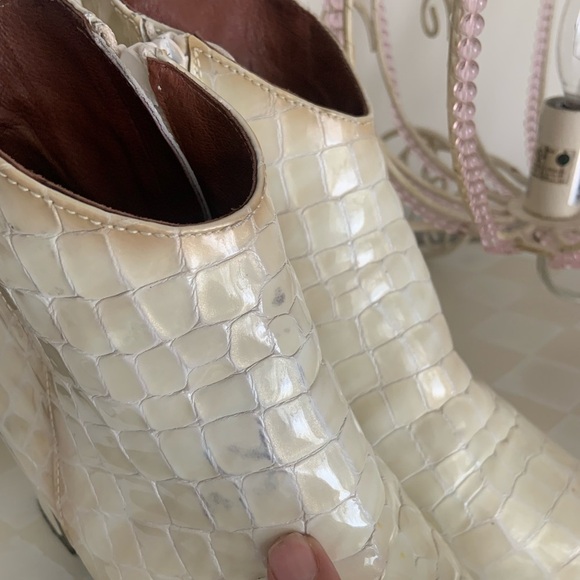 Hispanitas Cream Croc-Embossed Leather Ankle Boots. EU 37 (US 6.5) - Picture 8 of 9